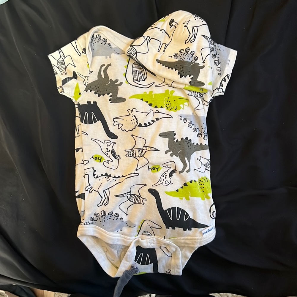 Dinosaur set, 3-6 months very cute onesies with a baby hat